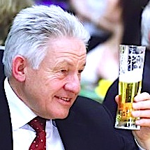 Pühringer mit Bier.jpg
